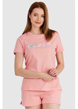 GUESS Brzoskwiniowy t-shirt damski z kolorowym logo, Wybierz rozmiar L ze sklepu outfit.pl w kategorii Bluzki damskie - zdjęcie 165008804