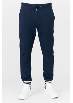GUESS Granatowe męskie spodnie dresowe, Wybierz rozmiar M ze sklepu outfit.pl w kategorii Spodnie męskie - zdjęcie 165009143