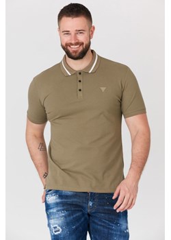 GUESS Khaki koszulka polo z paskiem na kołnierzyku, Wybierz rozmiar M ze sklepu outfit.pl w kategorii T-shirty męskie - zdjęcie 165010161