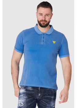 GUESS Niebieska koszulka polo z żółtym logo, Wybierz rozmiar L ze sklepu outfit.pl w kategorii T-shirty męskie - zdjęcie 165010184