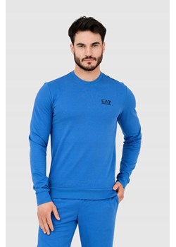 EA7 Niebieska bluza męska z czarnym logo, Wybierz rozmiar XXL ze sklepu outfit.pl w kategorii Bluzy męskie - zdjęcie 165011234