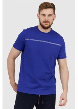 ARMANI EXCHANGE Niebieski t-shirt męski z paskiem z logo, Wybierz rozmiar L ze sklepu outfit.pl w kategorii T-shirty męskie - zdjęcie 165013721