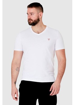 GUESS Biały t-shirt męski w serek, Wybierz rozmiar S ze sklepu outfit.pl w kategorii T-shirty męskie - zdjęcie 165014000
