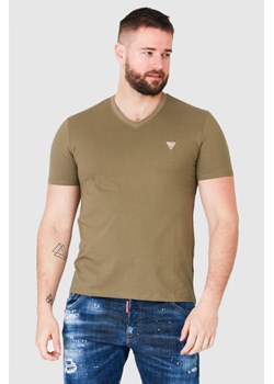 GUESS Khaki t-shirt męski w serek, Wybierz rozmiar S ze sklepu outfit.pl w kategorii T-shirty męskie - zdjęcie 165014110
