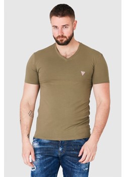 GUESS Khaki t-shirt męski w serek z elastanem, Wybierz rozmiar M ze sklepu outfit.pl w kategorii T-shirty męskie - zdjęcie 165014114
