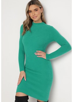 Zielona Sweterkowa Sukienka Midi Wełniana z Prążkowaną Fakturą Johnnath ze sklepu Born2be Odzież w kategorii Sukienki - zdjęcie 165093624