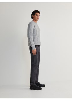 Reserved - Spodnie chino slim - jasnoszary ze sklepu Reserved w kategorii Spodnie męskie - zdjęcie 165140032