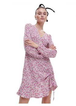 Cropp - Różowa sukienka mini w kwiaty - kremowy ze sklepu Cropp w kategorii Sukienki - zdjęcie 165237270