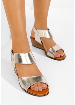 Złote sandały na niskim koturnie Azara ze sklepu Zapatos w kategorii Sandały damskie - zdjęcie 165298061