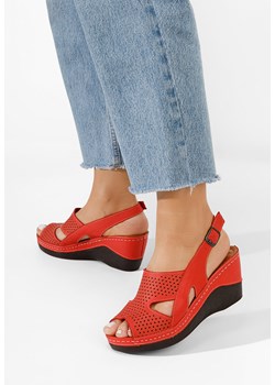 Czerwone sandały na koturnie Paola ze sklepu Zapatos w kategorii Sandały damskie - zdjęcie 165298840