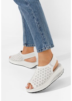 Białe sandały na koturnie skórzane Lierna ze sklepu Zapatos w kategorii Sandały damskie - zdjęcie 165299134