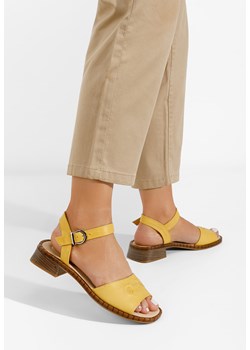 Żółte sandały na niskim słupku Yolanda ze sklepu Zapatos w kategorii Sandały damskie - zdjęcie 165299384