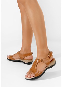 Brązowe sandały na niskim koturnie Irala ze sklepu Zapatos w kategorii Sandały damskie - zdjęcie 165300142