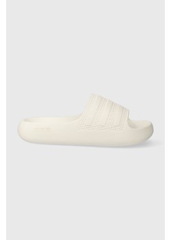 adidas Originals klapki damskie kolor biały na platformie ze sklepu PRM w kategorii Klapki damskie - zdjęcie 165308431