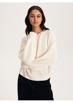 Reserved - Gładki sweter - kremowy ze sklepu Reserved w kategorii Swetry damskie - zdjęcie 165387554