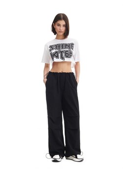 Cropp - Biały crop top z napisem - biały ze sklepu Cropp w kategorii Bluzki damskie - zdjęcie 165393812