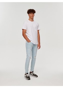 Jasnoniebieskie jeansy slim fit z dziurami ze sklepu House w kategorii Jeansy męskie - zdjęcie 165418454