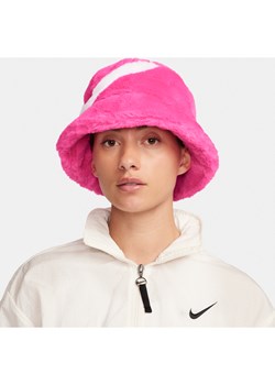 Kapelusz Swoosh ze sztucznego futra Nike Apex - Różowy ze sklepu Nike poland w kategorii Kapelusze damskie - zdjęcie 165421540