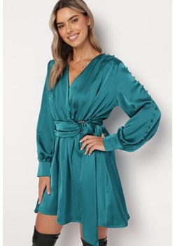 Zielona Sukienka z Gumką w Pasie z Kopertowym Dekoltem i Paskiem z Metalową Klamrą Branica ze sklepu Born2be Odzież w kategorii Sukienki - zdjęcie 165517940