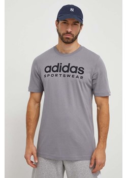 adidas t-shirt bawełniany męski kolor szary z nadrukiem IW8836 ze sklepu ANSWEAR.com w kategorii T-shirty męskie - zdjęcie 165598910