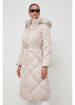 Guess kurtka puchowa damska kolor beżowy zimowa ze sklepu ANSWEAR.com w kategorii Kurtki damskie - zdjęcie 165602561