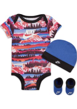 Trzyczęściowy zestaw z body dla niemowląt w pudełku Nike Snow Day - Fiolet ze sklepu Nike poland w kategorii Komplety niemowlęce - zdjęcie 165608300