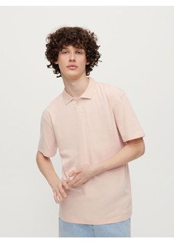 Różowa koszulka polo z gładkiej dzianiny ze sklepu House w kategorii T-shirty męskie - zdjęcie 165649851