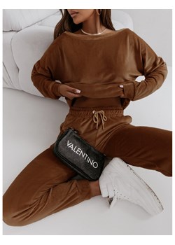Welurowy komplet spodnie + bluza z dekoltem na plecach DELFI - karmelowy ze sklepu magmac.pl w kategorii Dresy damskie - zdjęcie 165657061
