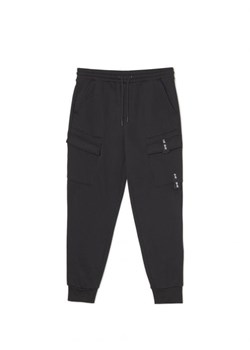 Cropp - Czarne dresowe joggery z kieszeniami cargo - czarny ze sklepu Cropp w kategorii Spodnie męskie - zdjęcie 165663770