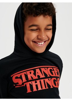 Sinsay - Bluza z kapturem Stranger Things - czarny ze sklepu Sinsay w kategorii Bluzy chłopięce - zdjęcie 165704163