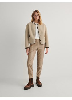 Reserved - Spodnie z imitacji skóry - kremowy ze sklepu Reserved w kategorii Spodnie damskie - zdjęcie 165740982