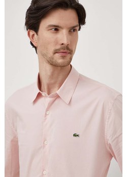 Lacoste koszula bawełniana męska kolor różowy slim z kołnierzykiem klasycznym ze sklepu ANSWEAR.com w kategorii Koszule męskie - zdjęcie 165755711