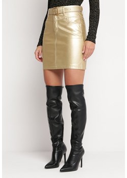 Złota Metaliczna Spódnica Mini z Imitacji Skóry z Paskiem z Klamrą Lelara ze sklepu Born2be Odzież w kategorii Spódnice - zdjęcie 165786384