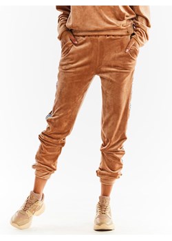 Awama Spodnie dresowe w kolorze karmelowym ze sklepu Limango Polska w kategorii Spodnie damskie - zdjęcie 165804994