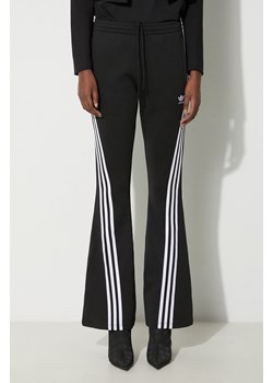 adidas Originals spodnie dresowe Flared TP kolor czarny z aplikacją IV9327 ze sklepu PRM w kategorii Spodnie damskie - zdjęcie 165874482