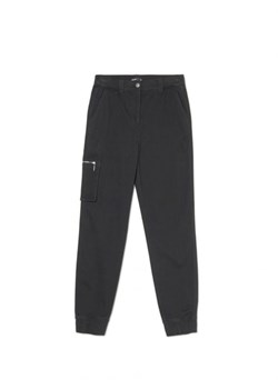 Cropp - Czarne joggery z kieszenią cargo - czarny ze sklepu Cropp w kategorii Spodnie damskie - zdjęcie 165984791