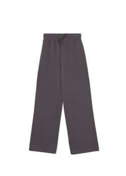 Cropp - Ciemnoszare dresowe spodnie - szary ze sklepu Cropp w kategorii Spodnie damskie - zdjęcie 165984792