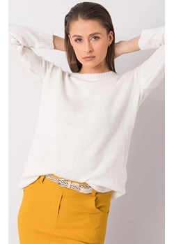 Klasyczny sweter damski ecru 258-SW-4771.37P, Kolor ecru, Rozmiar one size, Rue Paris ze sklepu Primodo w kategorii Swetry damskie - zdjęcie 166008922