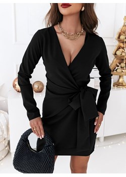 Czarna sukienka z przekładanym dekoltem i wiązaniem Kamryn - czarny ze sklepu pakuten.pl w kategorii Sukienki - zdjęcie 166031464