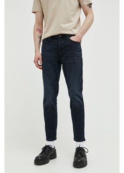 HUGO jeansy 634 męskie kolor granatowy 50488894 ze sklepu ANSWEAR.com w kategorii Jeansy męskie - zdjęcie 166034992