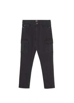 Cropp - Czarne jeansy cargo z postrzępieniami - czarny ze sklepu Cropp w kategorii Spodnie męskie - zdjęcie 166059014