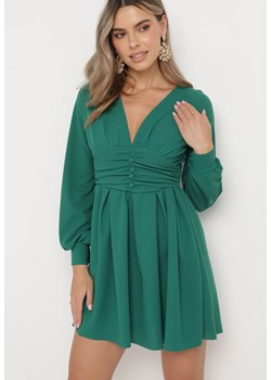 Zielona Rozkloszowana Sukienka Mini z Głębokim Dekoltem Ozdobiona Marszczeniem i Guzikami Jerikan ze sklepu Born2be Odzież w kategorii Sukienki - zdjęcie 166141033