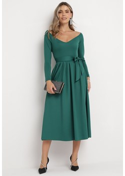 Zielona Rozkloszowana Sukienka Midi z Paskiem i Trójkątnym Dekoltem Lunasky ze sklepu Born2be Odzież w kategorii Sukienki - zdjęcie 166141053