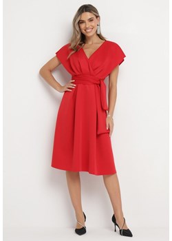 Czerwona Rozkloszowana Sukienka Midi z Trójkątnym Dekoltem i Paskiem w Talii Tulika ze sklepu Born2be Odzież w kategorii Sukienki - zdjęcie 166141063
