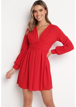 Czerwona Rozkloszowana Sukienka Mini z Głębokim Dekoltem Ozdobiona Marszczeniem i Guzikami Jerikan ze sklepu Born2be Odzież w kategorii Sukienki - zdjęcie 166146063