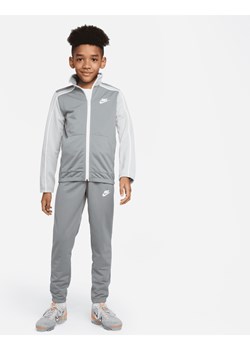 Dres dla dużych dzieci Nike Sportswear - Szary ze sklepu Nike poland w kategorii Dresy chłopięce - zdjęcie 166155061