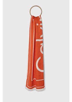 Calvin Klein szal damski kolor pomarańczowy wzorzysty ze sklepu ANSWEAR.com w kategorii Szaliki i chusty damskie - zdjęcie 166183830
