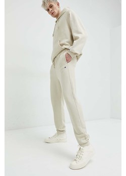 Champion spodnie dresowe męskie kolor beżowy gładkie ze sklepu PRM w kategorii Spodnie męskie - zdjęcie 166194274