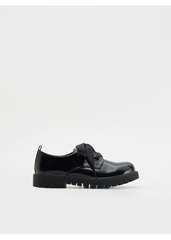 Reserved - Lakierowane loafersy - czarny ze sklepu Reserved w kategorii Półbuty dziecięce - zdjęcie 166206754