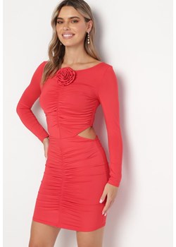 Czerwona Dopasowana Sukienka Mini z Kwiatkiem i Wycięciami Gradutta ze sklepu Born2be Odzież w kategorii Sukienki - zdjęcie 166208930